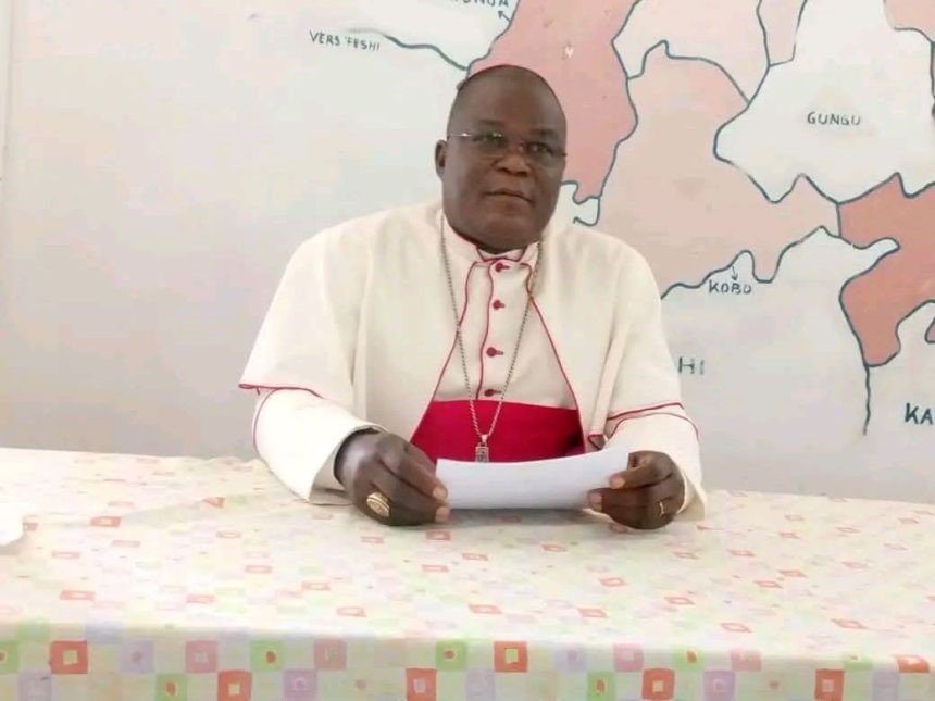 Mgr José Moko salue la Fondation Dr Nicolas Ndukute, « une race rare, une race en disparition »